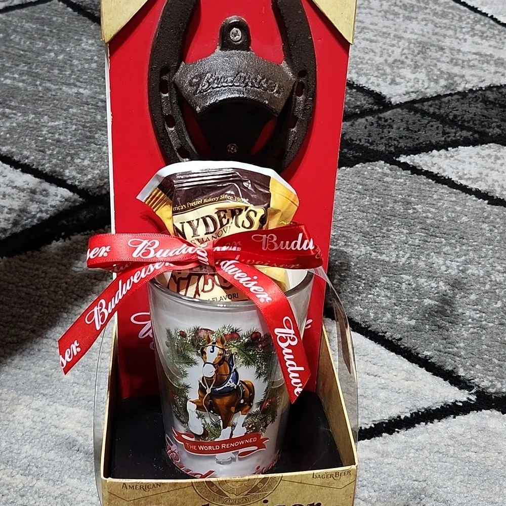 BUDWEISER WALL-MOUNTED METAL HORSESHOE BOTTLE OPENER & CLYDESDALE PINT GLASS